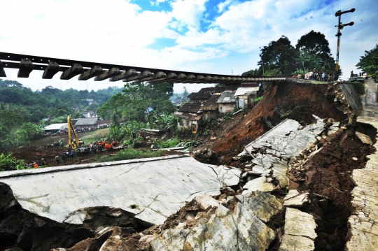 Penampakan rel kereta di Bogor menggantung akibat longsor