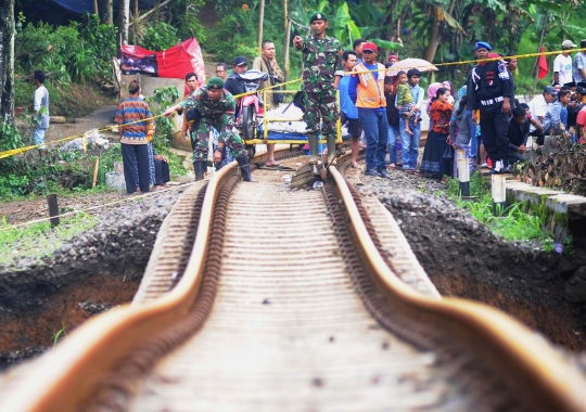 Penampakan rel kereta di Bogor menggantung akibat longsor