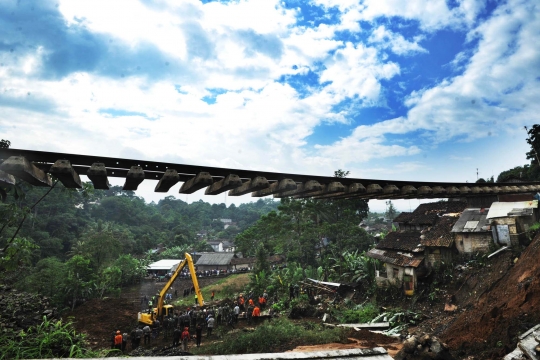 Penampakan rel kereta di Bogor menggantung akibat longsor