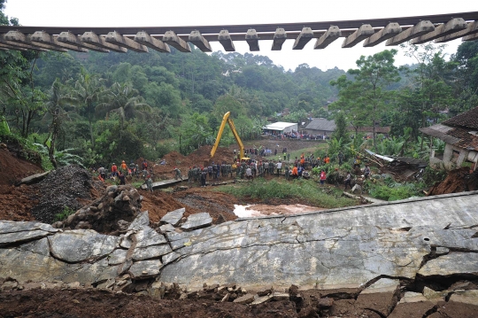 Penampakan rel kereta di Bogor menggantung akibat longsor