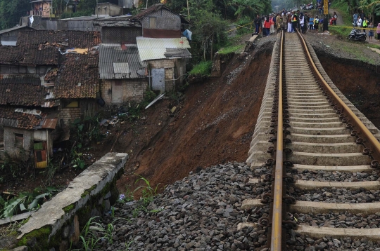 Penampakan rel kereta di Bogor menggantung akibat longsor