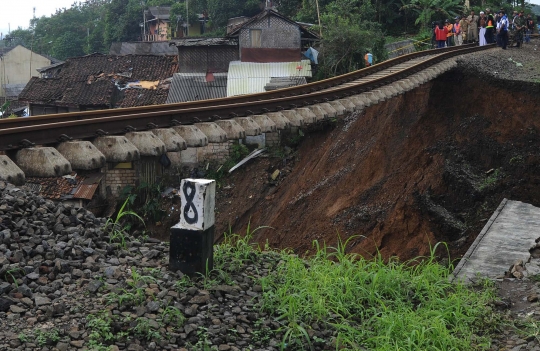 Penampakan rel kereta di Bogor menggantung akibat longsor