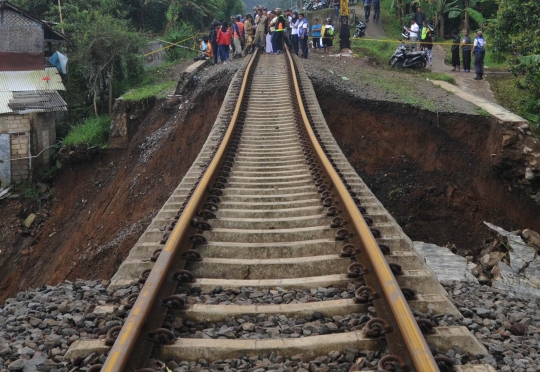 Penampakan rel kereta di Bogor menggantung akibat longsor