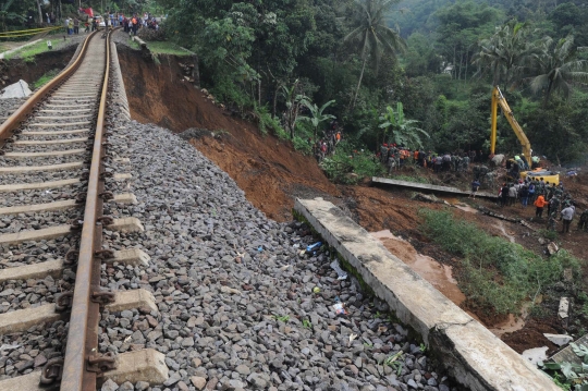 Penampakan rel kereta di Bogor menggantung akibat longsor