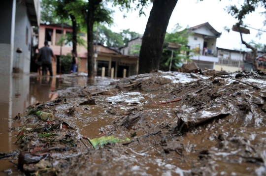 Banjir tinggalkan lumpur dan sampah di Bidara Cina