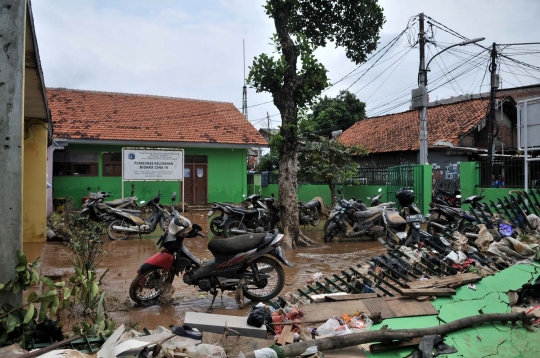 Banjir tinggalkan lumpur dan sampah di Bidara Cina