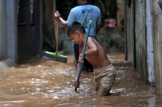 Banjir tinggalkan lumpur dan sampah di Bidara Cina