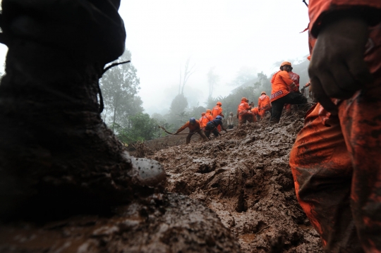 Aksi tim SAR cari pemotor diduga tertimbun longsor di Puncak