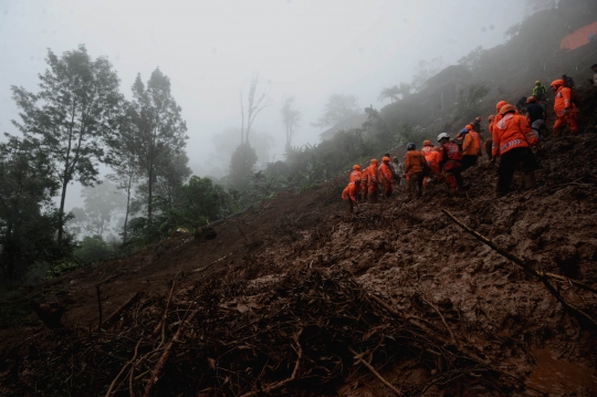 Aksi tim SAR cari pemotor diduga tertimbun longsor di Puncak