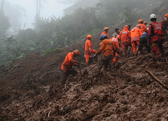 Aksi tim SAR cari pemotor diduga tertimbun longsor di Puncak