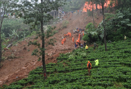 Aksi tim SAR cari pemotor diduga tertimbun longsor di Puncak