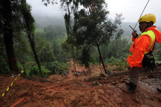 Aksi tim SAR cari pemotor diduga tertimbun longsor di Puncak