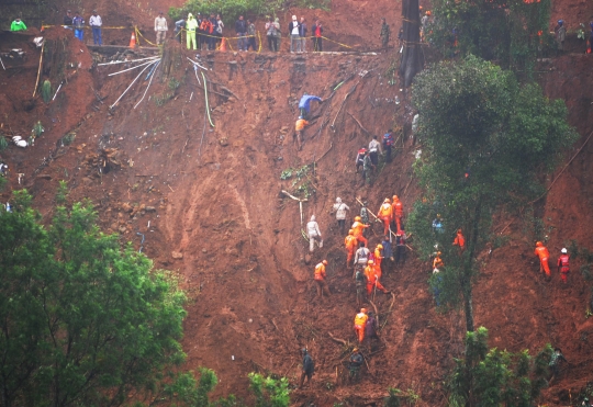 Aksi tim SAR cari pemotor diduga tertimbun longsor di Puncak