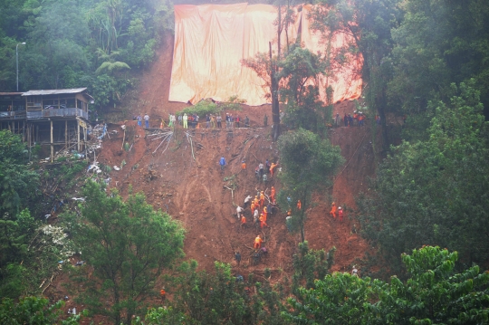 Aksi tim SAR cari pemotor diduga tertimbun longsor di Puncak