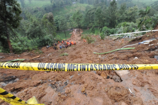 Aksi tim SAR cari pemotor diduga tertimbun longsor di Puncak