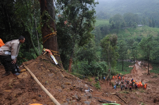 Aksi tim SAR cari pemotor diduga tertimbun longsor di Puncak