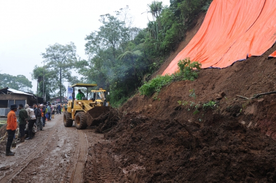 Alat berat bersihkan material longsor di Puncak