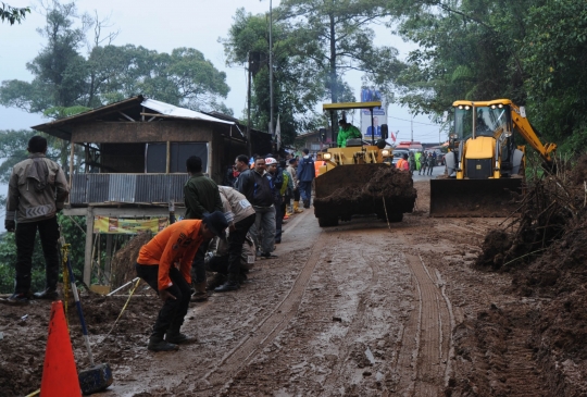 Alat berat bersihkan material longsor di Puncak