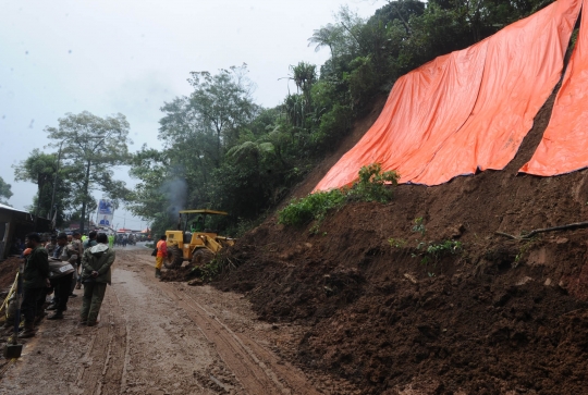 Alat berat bersihkan material longsor di Puncak