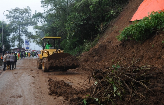 Alat berat bersihkan material longsor di Puncak