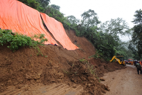 Alat berat bersihkan material longsor di Puncak