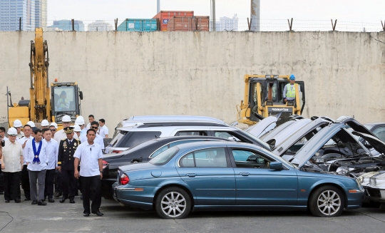 Begini cara Duterte musnahkan mobil mewah selundupan