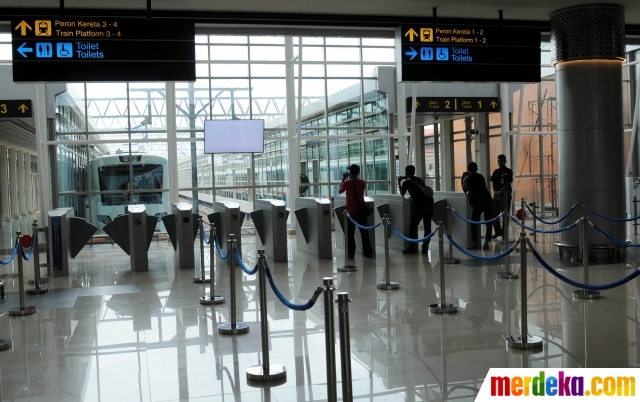 Foto : Akibat longsor underpass, stasiun kereta bandara 