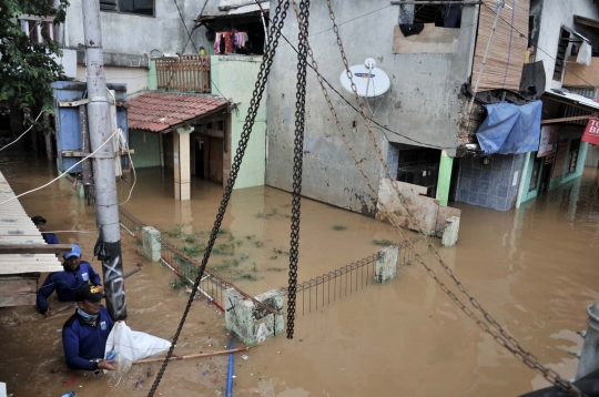 Ciliwung surut, Kampung Pulo masih terendam banjir