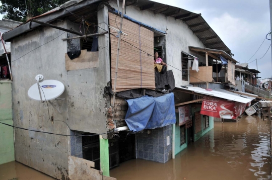 Ciliwung surut, Kampung Pulo masih terendam banjir