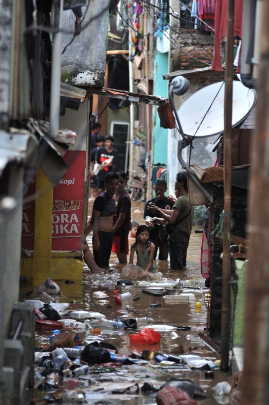 Ciliwung surut, Kampung Pulo masih terendam banjir