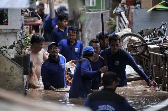 Ciliwung surut, Kampung Pulo masih terendam banjir