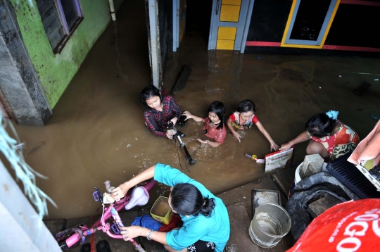 Ciliwung surut, Kampung Pulo masih terendam banjir