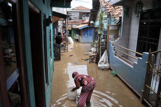 Ciliwung surut, Kampung Pulo masih terendam banjir