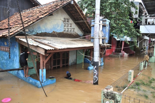 Ciliwung surut, Kampung Pulo masih terendam banjir