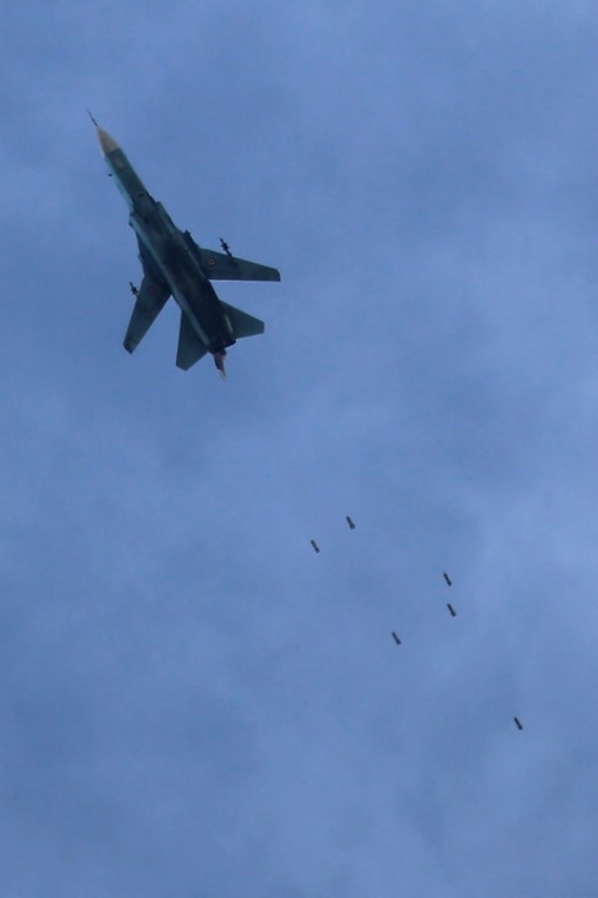 Detik-detik jet pasukan Assad jatuhkan bom di Ghouta Timur