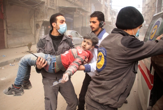 Kepanikan warga Suriah selamatkan anak-anak dari serangan Assad