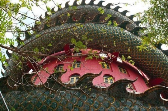 Melihat dari dekat kemegahan Wat Samphran, kuil naga raksasa di Thailand