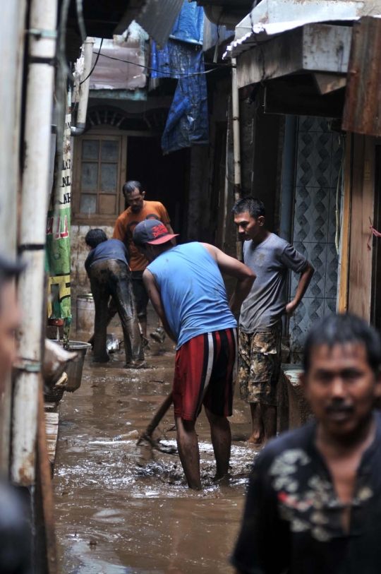 Banjir mulai surut, warga Kebon Pala gotong-royong bersihkan lumpur