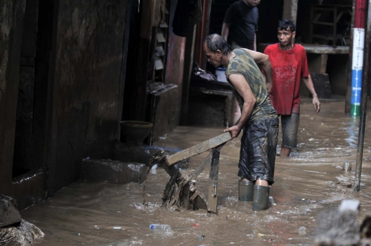 Banjir mulai surut, warga Kebon Pala gotong-royong bersihkan lumpur