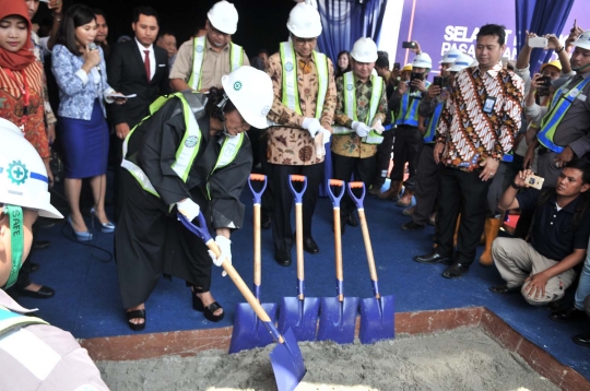 Gaya Menteri Susi aduk semen saat groundbreaking Pasar Ikan Modern Muara Baru