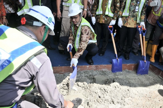 Gaya Menteri Susi aduk semen saat groundbreaking Pasar Ikan Modern Muara Baru