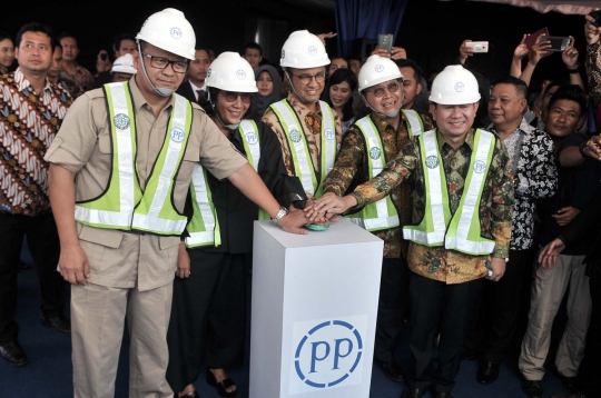 Gaya Menteri Susi aduk semen saat groundbreaking Pasar Ikan Modern Muara Baru