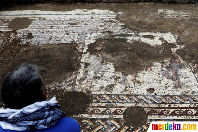 Kondisi mozaik kuno yang ditemukan di sebuah lokasi penggalian di Kaisarea, Israel, Kamis (8/2).