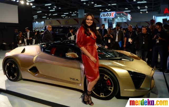 Foto : India Auto Show 2018 bertabur model-model cantik 