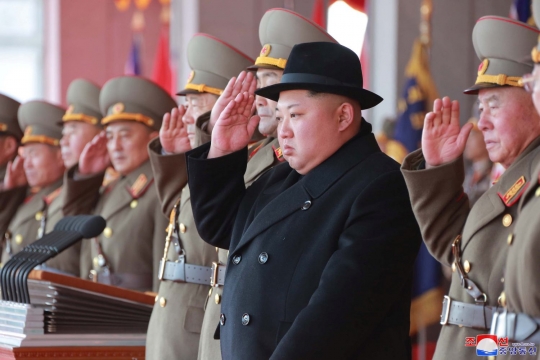 Gaya hormat Kim Jong-un di depan roket balistik saat HUT Angkatan Darat Korea ke-70