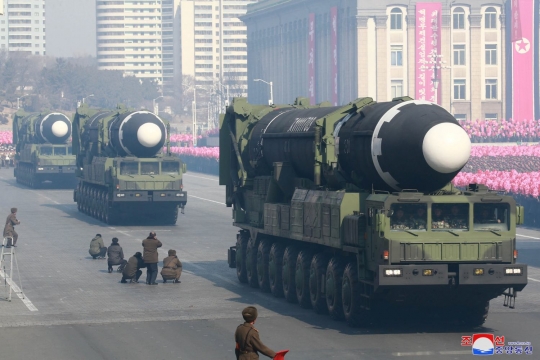 Gaya hormat Kim Jong-un di depan roket balistik saat HUT Angkatan Darat Korea ke-70