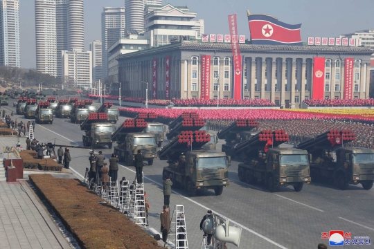 Gaya hormat Kim Jong-un di depan roket balistik saat HUT Angkatan Darat Korea ke-70