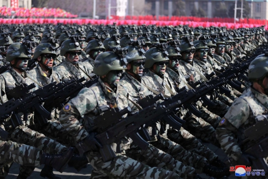 Gaya hormat Kim Jong-un di depan roket balistik saat HUT Angkatan Darat Korea ke-70