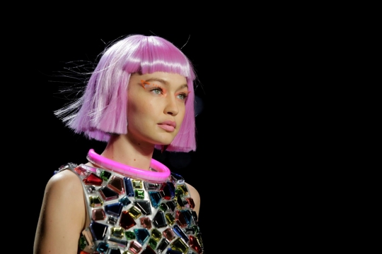 Gaya Gigi Hadid berambut pink di New York Fashion Week