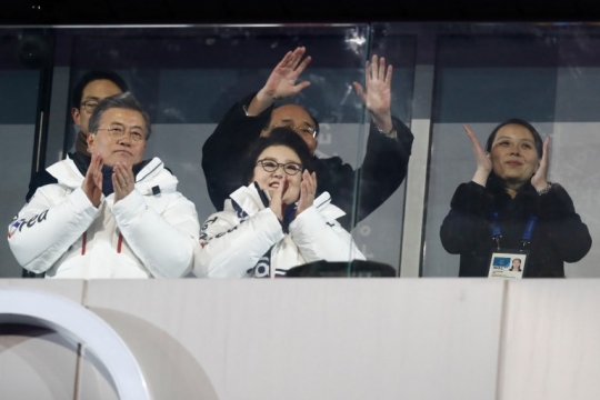 Tonton Olimpiade di belakang Presiden Korsel, senyuman adik Kim Jong-un pecah
